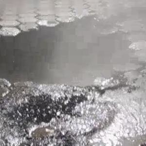 Moradores registram rompimento de tubulação de água no Centro; veja vídeo