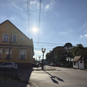 Sol entre nuvens e temperaturas amenas: veja como fica o tempo no fim de semana