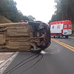 Tombamento de veículo deixa três pessoas feridas na BR-116; veja vídeo