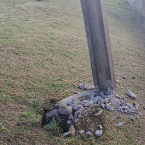 Motorista bate em poste e foge após deixar moradores sem energia elétrica