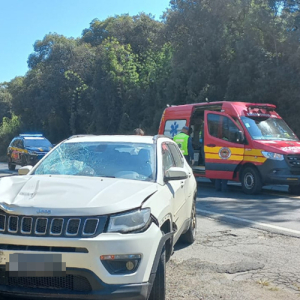 Motociclista fica ferido após batida frontal com carro na BR-280