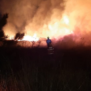 Incêndio em vegetação coloca em risco estrutura do aeródromo e exige ação rápida dos bombeiros