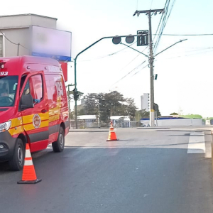 Pedestre sofre fratura após ser atropelado em semáforo