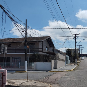 Fiação solta em postes preocupa moradores e aumenta risco de acidentes