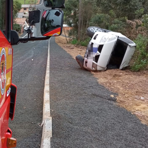 Motorista perde o controle de direção e camionete tomba