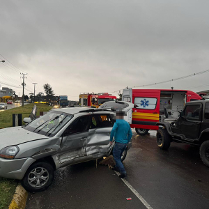 Batida entre dois carros deixa mulheres feridas na BR-280