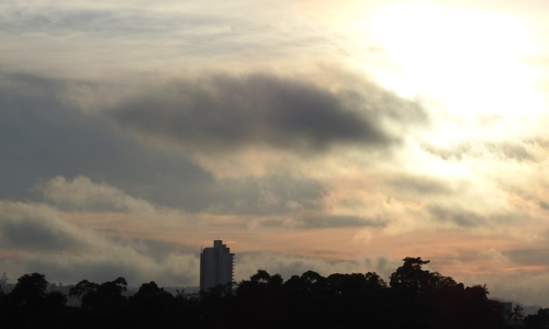 Semana começa com calor e risco de temporal na região