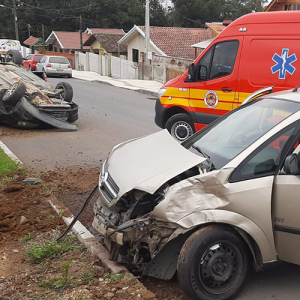 Carro capota após batida e dois motoristas ficam feridos