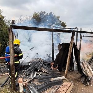 Polícia Civil investiga possível incêndio criminoso em casa de madeira
