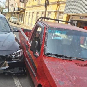 Ao desviar pedestres, Fiorino acerta BMW estacionada