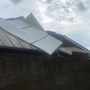 Parte da cobertura de igreja é arrancada após vendaval