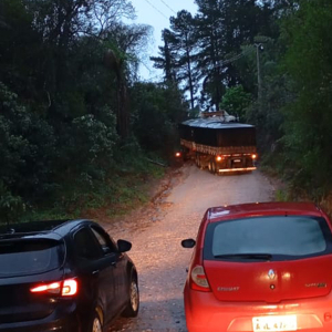 Caminhão bitrem atravessa na pista e interdita Estrada da Lapa