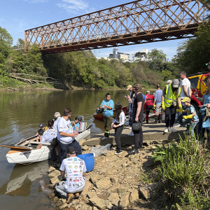 Voluntários recolhem mais de uma tonelada de lixo das margens do rio Negro