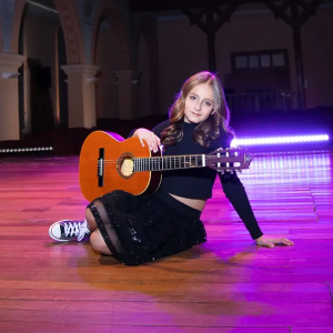 “O Meu Mundo”: cantora riomafrense lança sua primeira música nas plataformas digitais; ouça