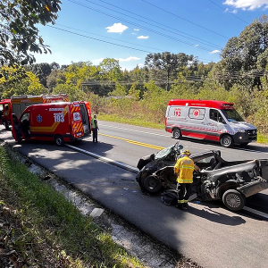 Motorista sofre fraturas e fica encarcerado após batida na BR-280