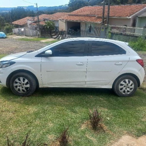 Carro furtado é recuperado pela Polícia Militar após perseguição