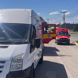 Mulher fica ferida após batida entre carro e moto na BR-280