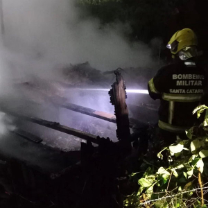 Casa é destruída por incêndio durante a madrugada