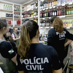 Casos de intoxicação por metanol motivam série de projetos na Alep contra adulteração de bebidas