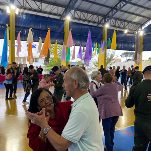 Baile gratuito com música ao vivo celebra a terceira idade nesta sexta-feira
