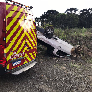Motorista fica ferido após veículo sair da pista e capotar