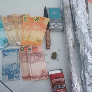 Ação da Polícia Militar desmantela ponto de tráfico e apreende drogas