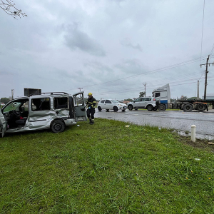 Câmera flagra acidente entre carro e caminhão na BR-280; veja