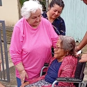 Mulher em estágio terminal realiza desejo de reencontrar a mãe; veja vídeo do momento