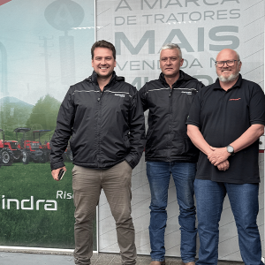 Produtores experimentam força e versatilidade do trator Mahindra em atividade prática