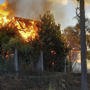 Casa fica destruída após ser consumida por incêndio