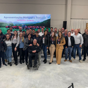 Evento marca lançamento oficial da retroescavadeira VX90 da Mahindra