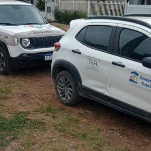 Crianças são resgatadas sozinhas em casa após mães saírem para festa