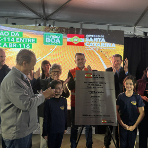 No dia dos 107 anos de Itaiópolis, Jorginho Mello entrega revitalização da SC-114