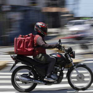 Detran oferece curso gratuito de motofrete; veja como e onde se inscrever