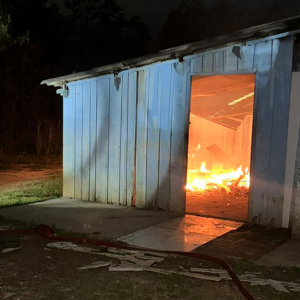 Casa é totalmente destruída por incêndio durante a madrugada