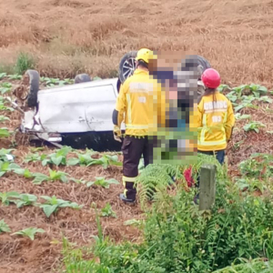 Cinco jovens ficam feridos após carro sair da pista e capotar na BR-280