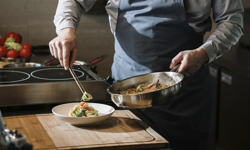 Escola Canal C abre novas vagas para o curso de cozinheiro profissional em Rio Negro