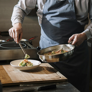 Escola Canal C abre novas vagas para o curso de cozinheiro profissional em Rio Negro