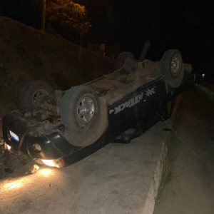 Caminhonete sai da pista e capota nas margens da BR-280