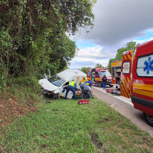 Motorista fica preso às ferragens após carro sair da pista na BR-116