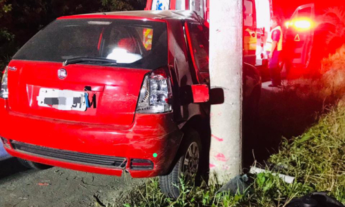 Motorista embriagado é preso após bater carro contra poste
