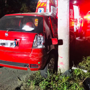 Motorista embriagado é preso após bater carro contra poste