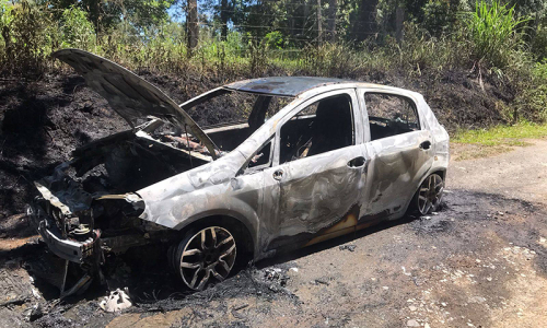 Carro fica destruído após pegar fogo no interior