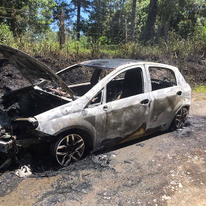 Carro fica destruído após pegar fogo no interior