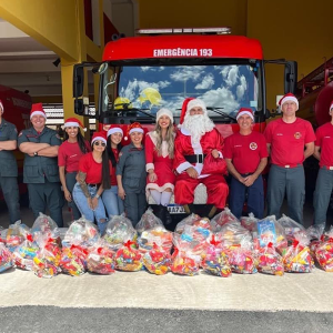 Bombeiro Noel: campanha arrecada alimentos para famílias carentes; veja como contribuir