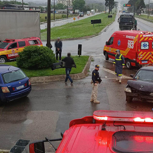 Idosa é hospitalizada após batida entre dois carros na BR-116