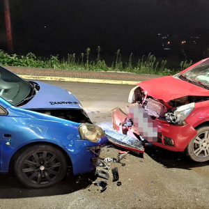 Crianças ficam feridas após batida entre dois carros