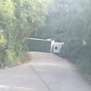 Caminhão tomba e bloqueia Estrada da Lapa