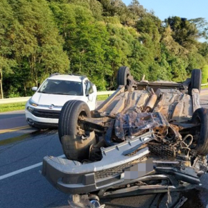 Motorista fica ferido após carro capotar em acidente na BR-116