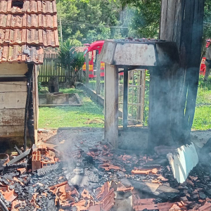 Casa pega fogo e mobiliza Corpo de Bombeiros no interior